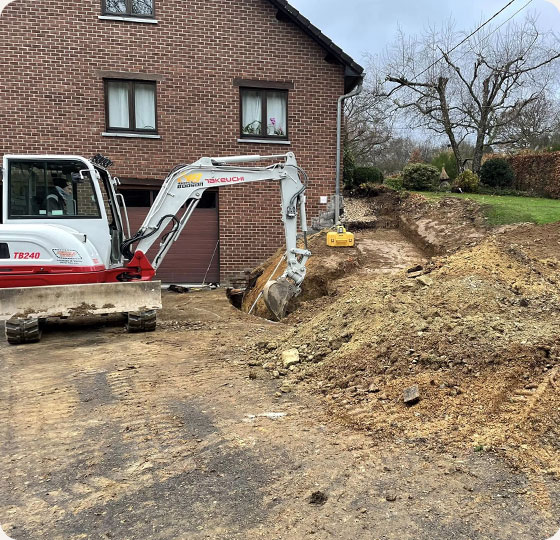 terrassement avec pelleteuse pour la création d'un escalier avant les travaux