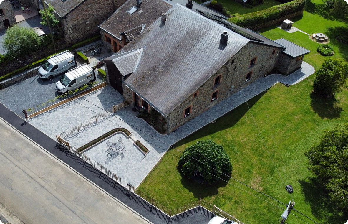 création d'une allée à l'entrée d'une maison en pavé en pierre