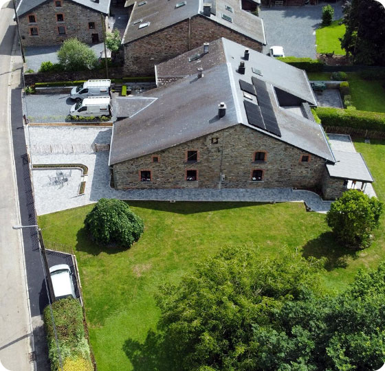 création d'une allée et terrasse d'une maison en pavé en pierre