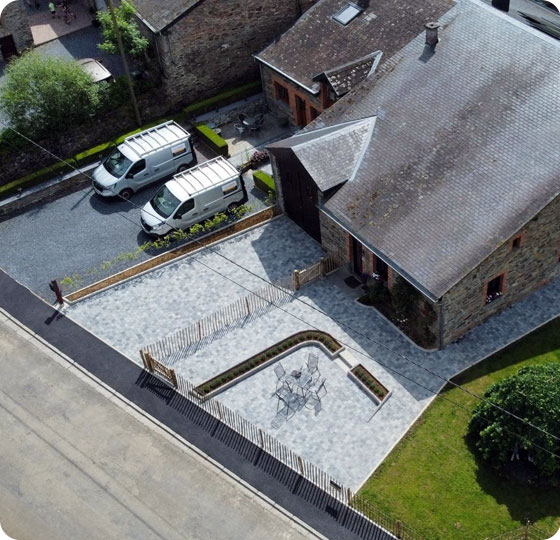 création d'une allée à l'entrée d'une maison en pavé en pierre