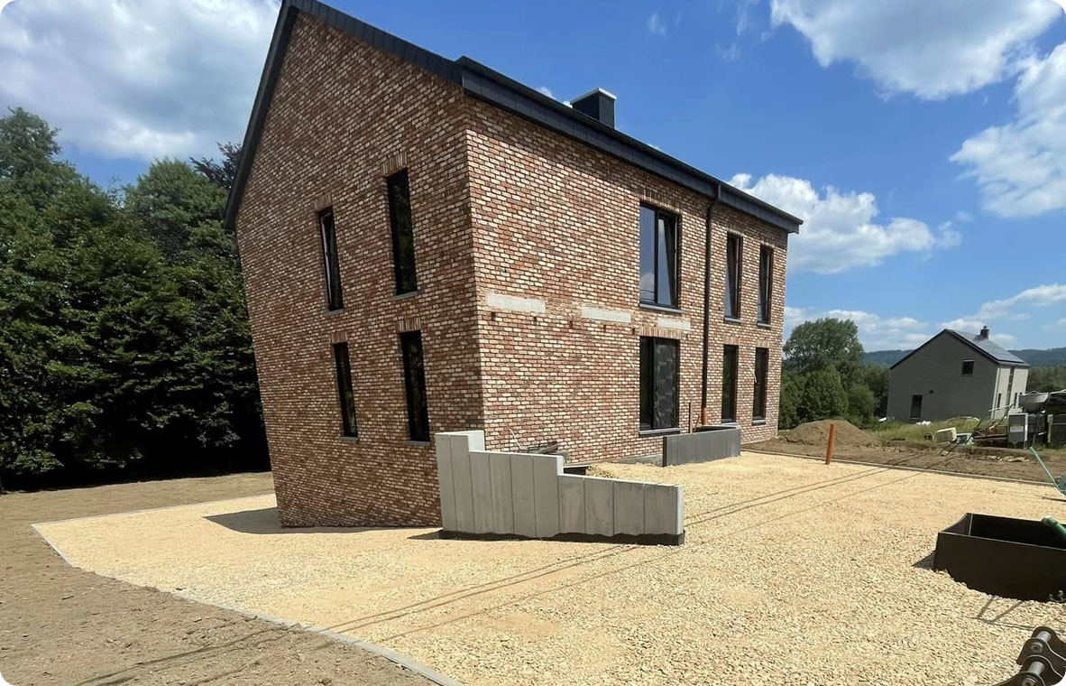 allée en gravier autour d'une maison