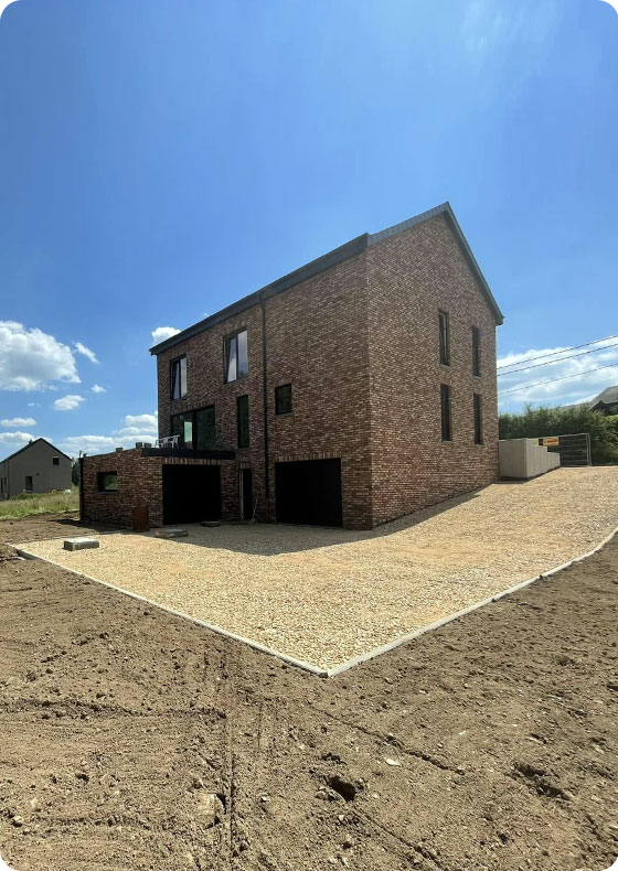 allée en gravier autour d'une maison