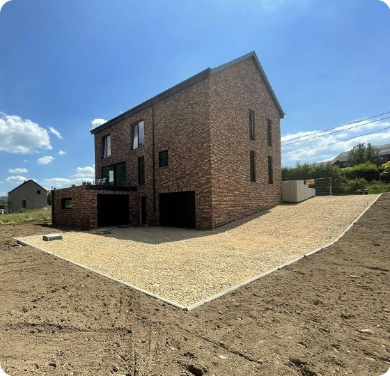 allée en gravier autour d'une maison