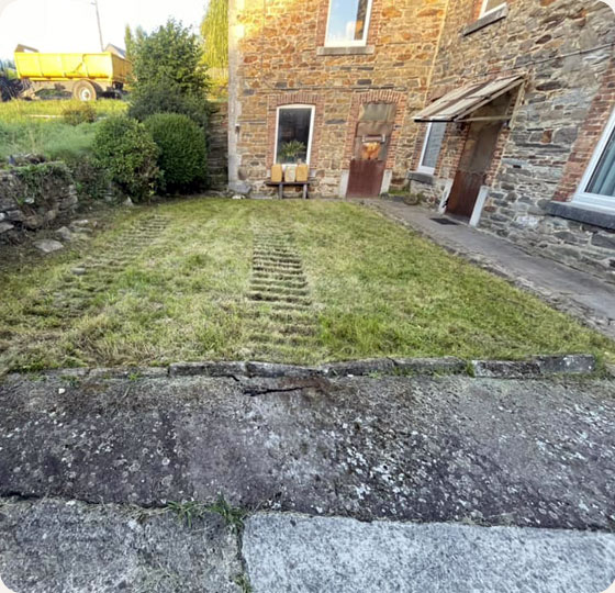 allée d'une maison à Vielsalm avant aménagements extérieurs