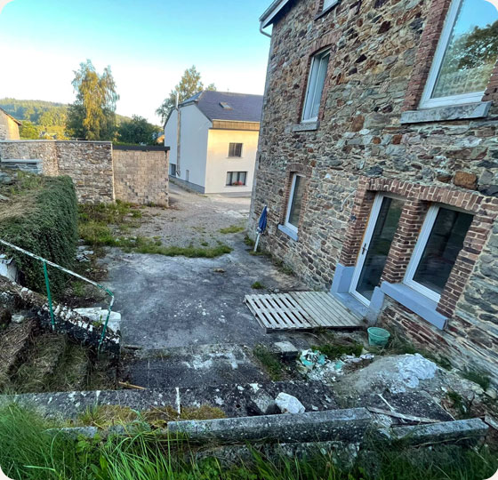 allée d'une maison à Vielsalm avant aménagements extérieurs