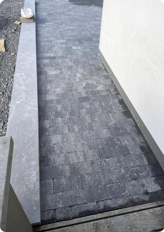 pavage d'un accès du carport à la terrasse arrière