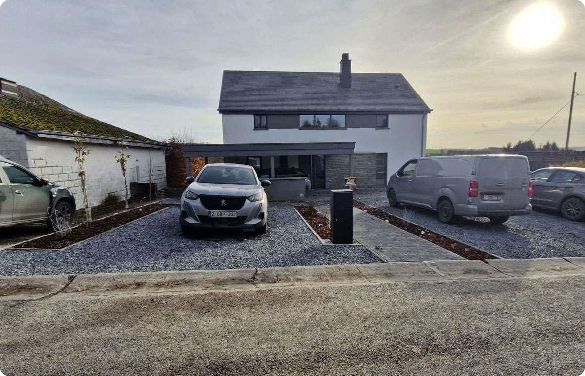 gravier et pavage de la cour avant de la maison