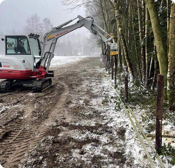 pose de piquets pour clôture à chevaux dans la région de Waimes