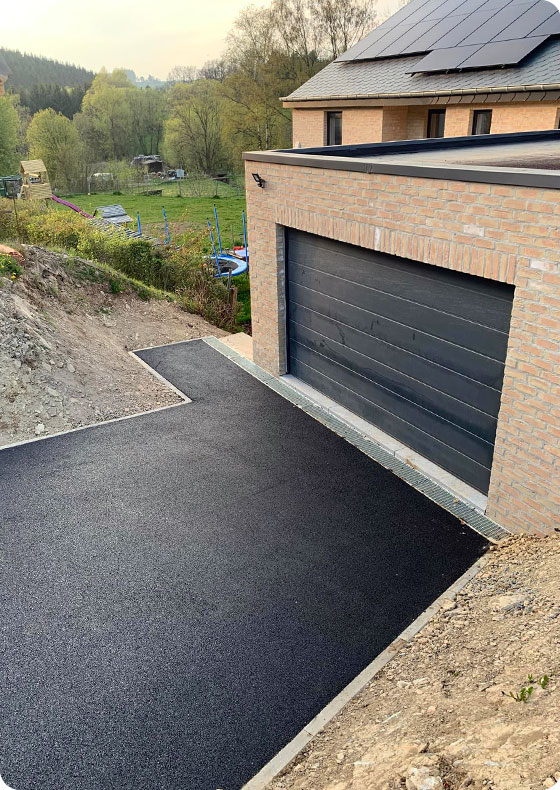 allée en tarmac avec accès à un garage
