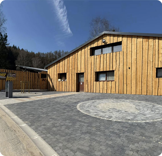 réalisation du pavage du parking avant d'une écurie à Vielsalm